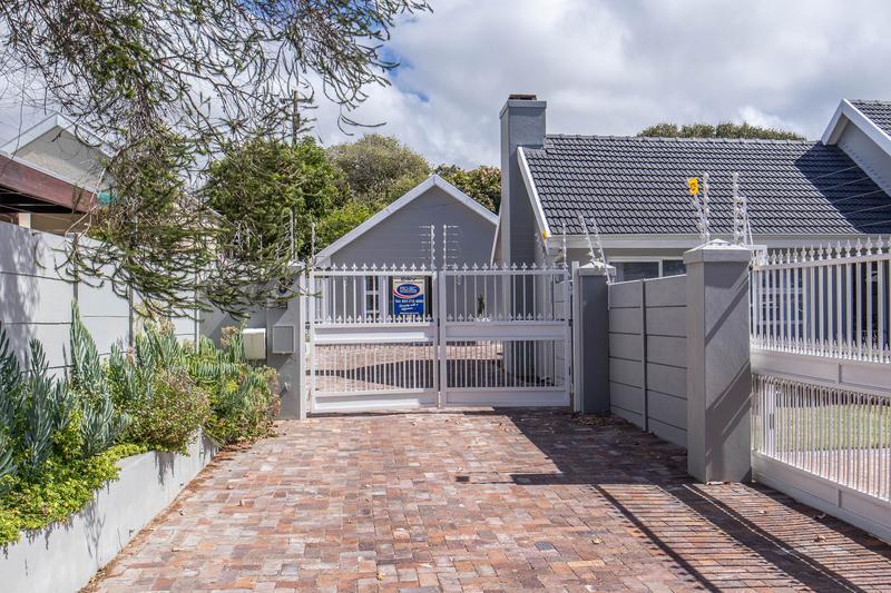 To Let 3 Bedroom Property for Rent in Meadowridge Western Cape